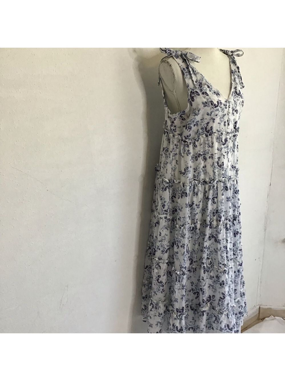 Moon River Women Elegant White Blue Floral Tiered Backyard Party Maxi Dress M - Picture 3 of 13
